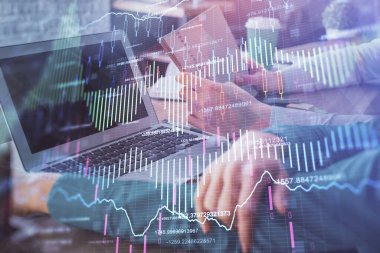 Kadın ve erkeğin birlikte çalıştığı çifte pozlama ve ön plan hologramı. İş konsepti. Bilgisayar arkaplanı.