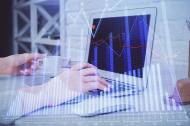 Bilgisayarda ve ön x grafik hologram çiziminde kadın eli yazarken çift pozlama. Borsa analizi kavramı.
