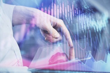 Erkeklerin el ele tutuşup dijital bir cihaz ve ön grafik çizimi kullanırken çift pozlama. Finansal piyasa kavramı.