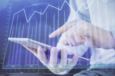 Erkeklerin el ele tutuşup dijital bir cihaz ve ön grafik çizimi kullanırken çift pozlama. Finansal piyasa kavramı.