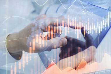 Bir adamın el ele tutuşup, telefon ve finansal çizim kullanırken birden fazla pozlama. Pazar analizi kavramı.