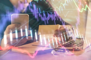 Bir adamın elini tutarken ve bir telefon ve finansal grafik çizimi kullanırken çift pozlama. Analiz kavramı.