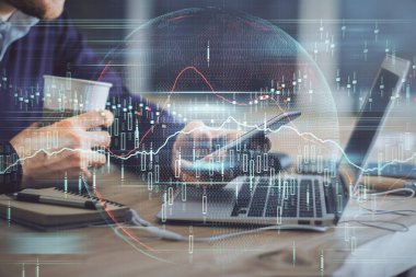 Bir adamın elini tutarken ve bir telefon ve finansal grafik çizimi kullanırken çift pozlama. Analiz kavramı.