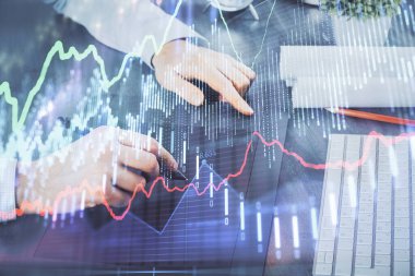 Bir adamın elini tutarken ve bir telefon ve finansal grafik çizimi kullanırken çift pozlama. Analiz kavramı.