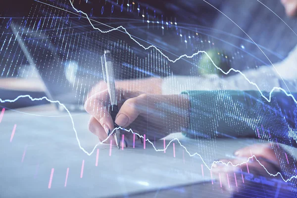 Doppelbelichtung des Devisendiagramms über Personen, die Notizen machen Hintergrund. Konzept der Finanzanalyse — Stockfoto