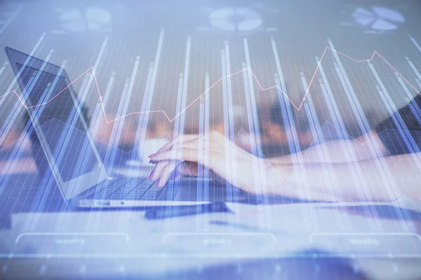 Double exposition des mains de femme d'affaires tapant sur l'ordinateur et le dessin d'hologramme de diagramme de forex. Concept d'analyse financière. — Photo