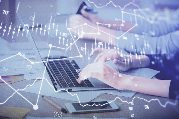 Multi exposición de las manos de la mujer escribiendo en el dibujo del holograma de la computadora y de la carta financiera. Concepto de análisis bursátil. — Foto de Stock