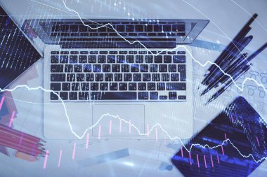 Forx grafiğinin bilgisayar ile masa arkaplanının üzerine çizimi. Finansal araştırma ve analiz kavramı. Üst görünüm.