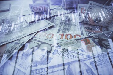 Forx grafiğinin çok sayıda görüntüsü bize dolar banknotları arka planında görünüyor. Finansal başarı piyasası kavramı.