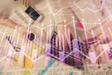 Erkeklerin ellerinin bilgisayar klavyesini ve forx grafik hologramını yazarken çoklu pozlama. Üst Manzara. Finans piyasası kavramı.