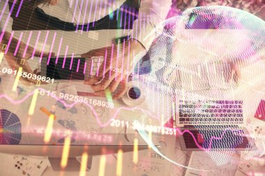 Birlikte çalışan kadın ve erkeğin çifte pozu ve finansal grafik hologramı çizimi. Pazar analizi konsepti. Bilgisayar arkaplanı. Üst Görünüm.