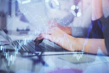 Bilgisayarda ve finansal grafik hologramında yazı yazan kadın ellerine çoklu maruz kalma. Borsa analizi kavramı.