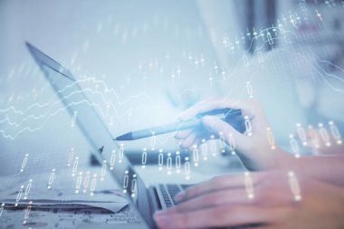 Bilgisayarda ve finansal grafik hologramında yazı yazan kadın ellerine çoklu maruz kalma. Borsa analizi kavramı.