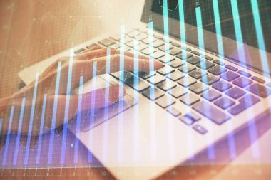 Bilgisayarda ve ön x grafik hologram çiziminde kadın eli yazarken çift pozlama. Borsa analizi kavramı.