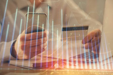 Ellerinde kredi kartı ve forex çizimi olan bir adamın çift pozu. İnternet E-ticaret kavramında hisse senedi ve dijital fintech.