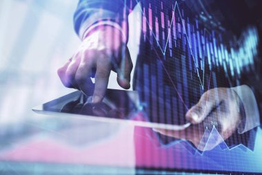 Erkeklerin el ele tutuşup dijital bir cihaz ve ön grafik çizimi kullanırken çift pozlama. Finansal piyasa kavramı.