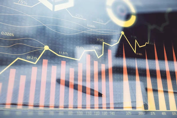 Dubbel exponering av finansiella diagram ritningar och skrivbord med öppen bärbar bakgrund. Begreppet valutamarknad — Stockfoto