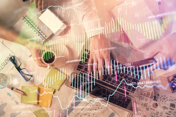 Dubbele blootstelling van man en vrouw die samenwerken en forex grafiek hologram tekening. Financieel analyse concept. Computerachtergrond. Bovenaanzicht. — Stockfoto