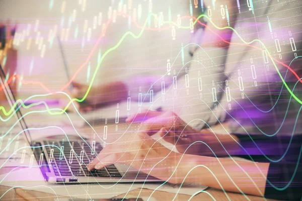 Mehrfachbelichtung von Frauenhänden beim Tippen auf Computer- und Finanzdiagramm-Hologrammen. Aktienmarktanalysekonzept. — Stockfoto