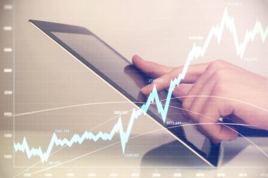 Erkeklerin el ele tutuşup dijital telefon ve forx grafik çizimleri kullanırken birden fazla pozlama. Finansal piyasa kavramı.