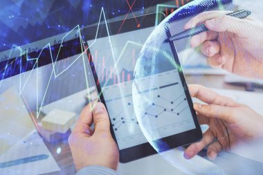 Bir adamın elini tutarken ve bir telefon ve finansal çizim kullanırken çift pozlama. Pazar analizi kavramı.