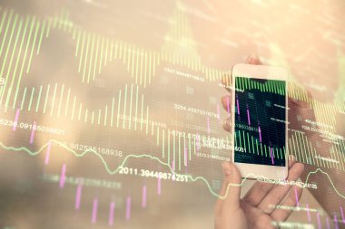 Ön x grafik çizimine çift pozlama hologram ve cep telefonu kullanan bir kadın. Borsa konsepti.