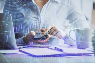 Ön x çizelgesine çift pozlama, hologram çizimi ve cep telefonu kullanan bir kadın. Finansal piyasa kavramı.