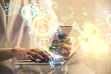 Finansal grafik çizimine çifte maruz kalma hologram ve cep telefonu kullanan bir kadın. Borsa konsepti.