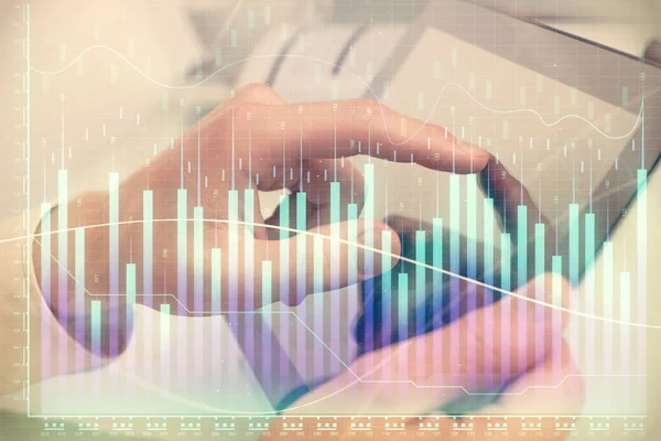 Mehrfachbelichtung der Hände, die ein Telefon halten und eine Zeichnung des Finanzdiagramms verwenden. Marktanalysekonzept. — Stockfoto