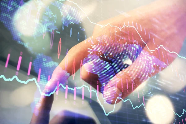 Mehrfachbelichtung der Hände, die ein Telefon halten und eine Zeichnung des Finanzdiagramms verwenden. Marktanalysekonzept. — Stockfoto
