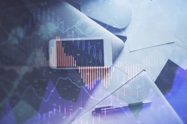 Forx grafik hologramının telefonlu masaüstü üzerinde çoklu pozlandırılması. Üst Manzara. Mobil ticaret platformu kavramı.