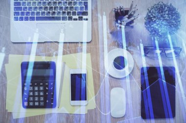 Masaüstünde telefonlu ön x grafik hologramına çift pozlama. Üst Manzara. Mobil ticaret platformu kavramı.