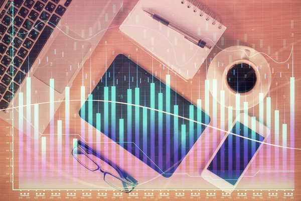 Multi exposición del holograma gráfico de divisas sobre el escritorio con el teléfono. Vista superior. Concepto de plataforma de comercio móvil. —  Fotos de Stock