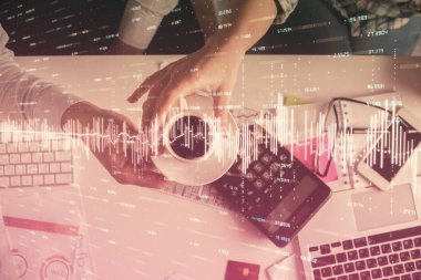 Birlikte çalışan kadın ve erkeğin çifte pozu ve finansal grafik hologramı çizimi. Pazar analizi konsepti. Bilgisayar arkaplanı. Üst Görünüm.