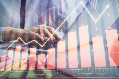 Bilgisayarda ve finansal grafik hologramında kadın eli yazarken çift pozlama. Borsa analizi kavramı.