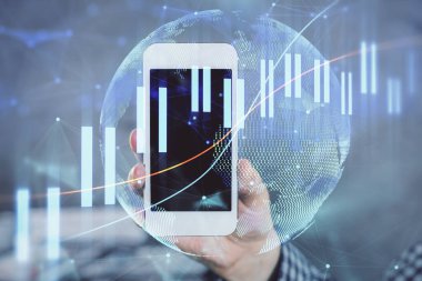 Erkeklerin el ele tutuşup dijital bir cihaz ve ön grafik çizimi kullanırken çift pozlama. Finansal piyasa kavramı.