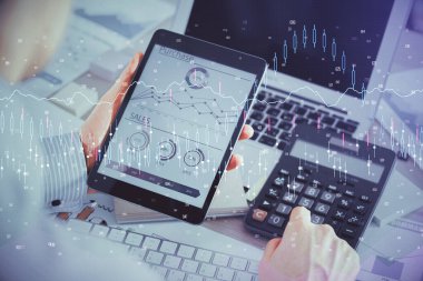 Erkeklerin el ele tutuşup dijital bir cihaz ve ön grafik çizimi kullanırken çift pozlama. Finansal piyasa kavramı.