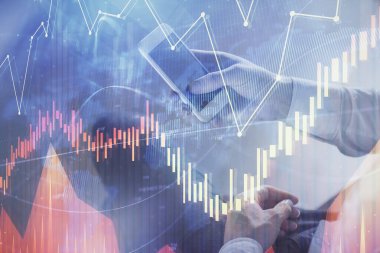 Erkeklerin el ele tutuşup dijital bir cihaz ve ön grafik çizimi kullanırken çift pozlama. Finansal piyasa kavramı.