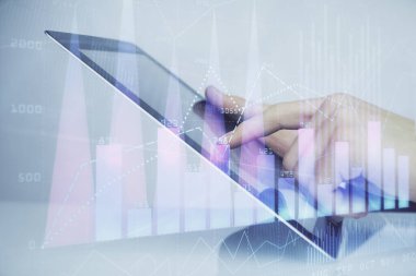 Erkeklerin el ele tutuşup dijital telefon ve forx grafik çizimleri kullanırken birden fazla pozlama. Finansal piyasa kavramı.