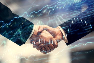 Forx grafik hologramı ve iki adamın el sıkışması. Borsa konsepti.