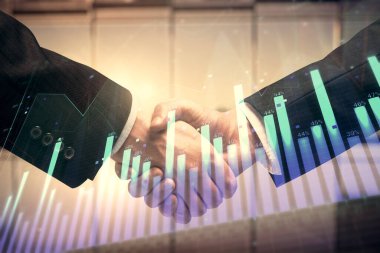 Forx grafik hologramı ve iki adamın el sıkışması. Borsa konsepti.