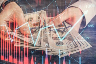 Finansal grafiğe çoklu pozlama hologram, Amerikan dolarları ve insan eli. Analiz kavramı.