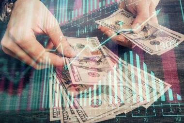 Finansal grafiğe çoklu pozlama hologram, Amerikan dolarları ve insan eli. Analiz kavramı.