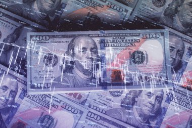 Forx grafiğinin çok sayıda görüntüsü bize dolar banknotları arka planında görünüyor. Finansal başarı piyasası kavramı.