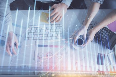 Birlikte çalışan kadın ve erkeğin çifte pozu ve finansal grafik hologramı çizimi. Pazar analizi konsepti. Bilgisayar arkaplanı. Üst Görünüm.