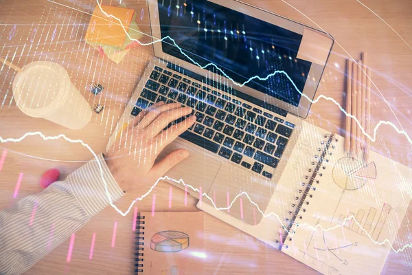 Dupla expozíció az emberek kezét gépelés felett számítógép billentyűzet és forex grafikon hologram rajz. Első látásra. A pénzügyi piacok fogalma. — Stock Fotó