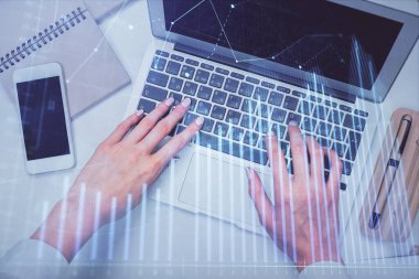 Bilgisayar ve ön grafik hologram çizimi üzerinde çalışan kadın elleri çift pozlama. Üst Manzara. Mali analiz kavramı.