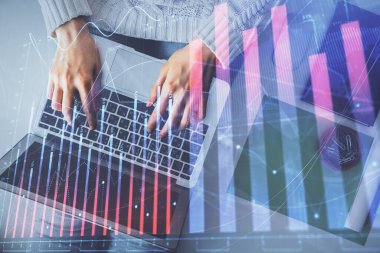 Bilgisayar ve önx çizim hologramı üzerinde çalışan kadın elinin çoklu pozu. Üst Manzara. Mali analiz kavramı.