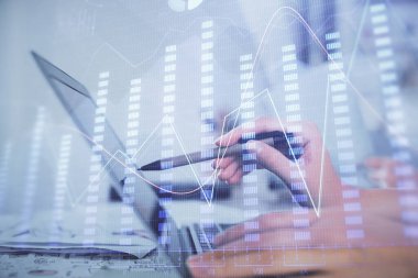 Bilgisayarda ve finansal grafik hologramında yazı yazan kadın ellerine çoklu maruz kalma. Borsa analizi kavramı.