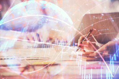 Bilgisayarda ve ön x grafik hologramında yazı yazan kadın ellerine çok maruz kalmış. Borsa analizi kavramı.